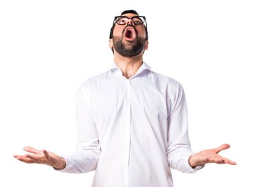 Zen pozisyonda gözlüklü yakışıklı adam