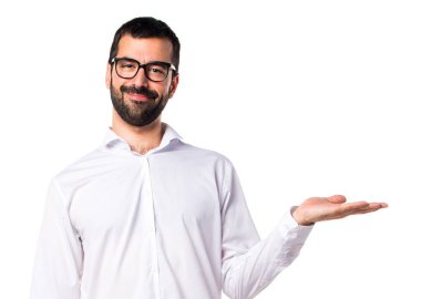 Gözlüklü bir şey tutan yakışıklı adam