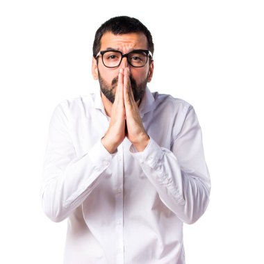 Yalvaran gözlüklü yakışıklı adam