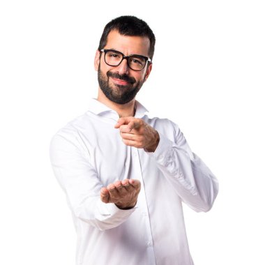 Gözlüklü bir şey tutan yakışıklı adam