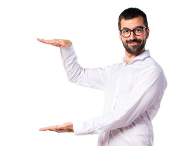 Gözlüklü bir şey tutan yakışıklı adam