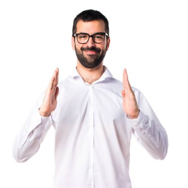 Gözlüklü bir şey tutan yakışıklı adam