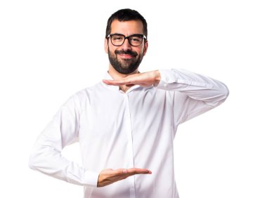 Gözlüklü bir şey tutan yakışıklı adam