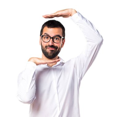 Yüzünü odaklanarak gözlüklü yakışıklı adam