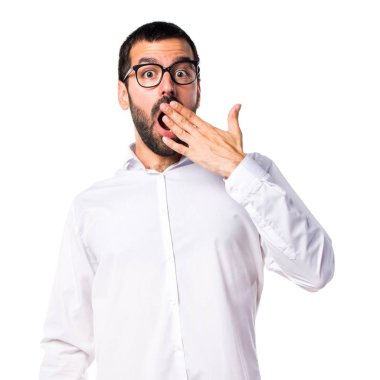 Yakışıklı adam gözlüklü sürpriz jest yapıyor