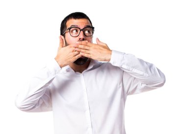 Yakışıklı adam gözlüklü sürpriz jest yapıyor