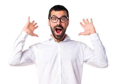 Yakışıklı adam gözlüklü sürpriz jest yapıyor