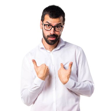 Yakışıklı adam gözlüklü sürpriz jest yapıyor