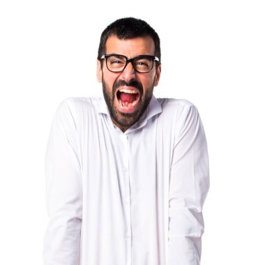 Gözlüklü bağıran kızgın yakışıklı adam