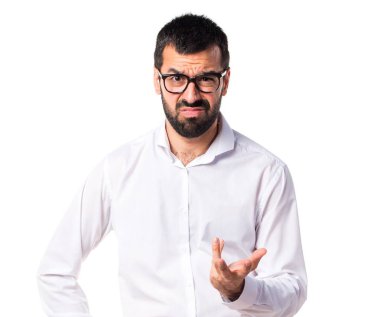 Gözlüklü yorgun yakışıklı adam