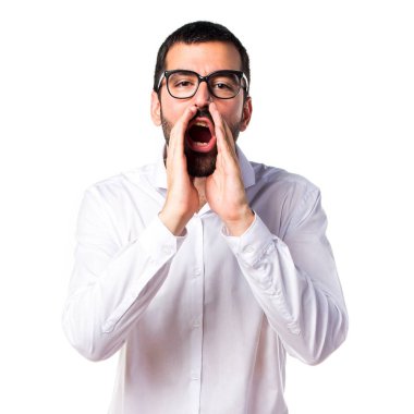 Bağırarak gözlüklü yakışıklı adam