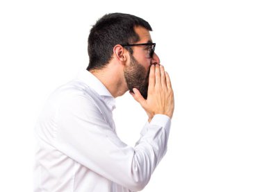 Bağırarak gözlüklü yakışıklı adam