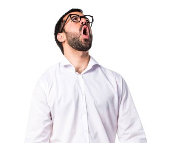Gözlüklü bağıran kızgın yakışıklı adam