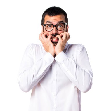 Gözlüklü korkmuş yakışıklı adam