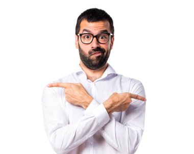 Gözlüklü şüpheleri laterallerin işaret eden yakışıklı adam