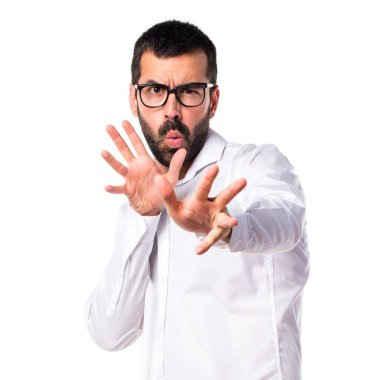 Gözlüklü korkmuş yakışıklı adam