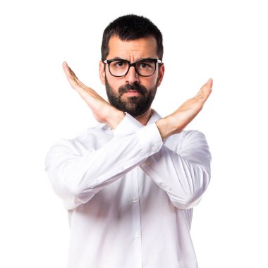 Hiçbir hareketi yapıyor gözlüklü yakışıklı adam