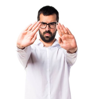 Dur işareti yapma gözlüklü yakışıklı adam