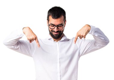 Aşağı dönük gözlüğü olan yakışıklı adam