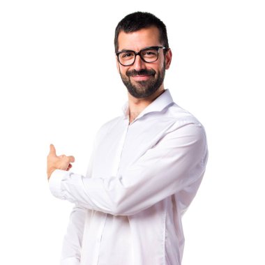 Geri işaret gözlüklü yakışıklı adam