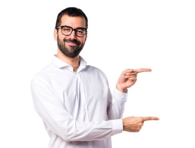 Lateral için işaret gözlüklü yakışıklı adam