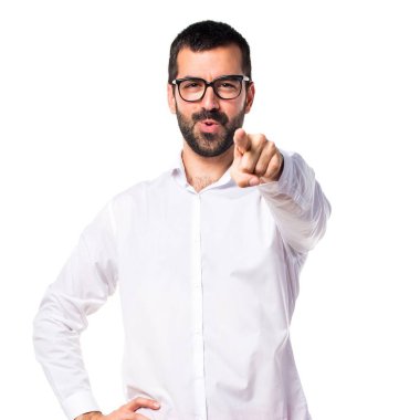 Lateral için işaret gözlüklü yakışıklı adam