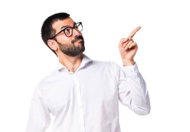 Gözlüklü düşünüyorum yakışıklı adam