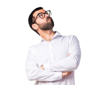 Gözlüklü düşünüyorum yakışıklı adam