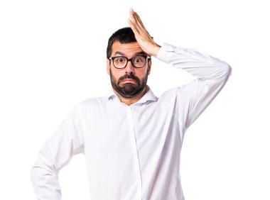 Şüpheleri gözlüklü yakışıklı adam