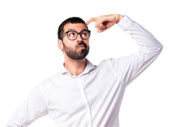 Şüpheleri gözlüklü yakışıklı adam