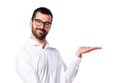 Gözlüklü bir şey sunmak yakışıklı adam