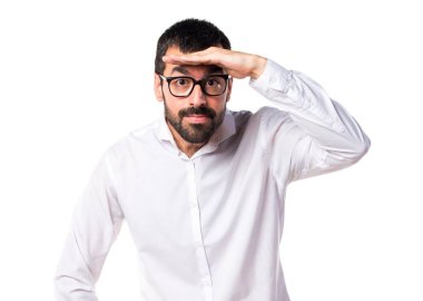 Gözlüklü bir şey gösterilen yakışıklı adam