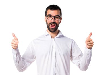 Başparmak ile gözlüklü yakışıklı adam