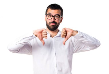 Kötü sinyal yapıyor gözlüklü yakışıklı adam