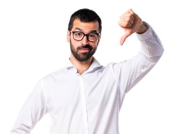 Kötü sinyal yapıyor gözlüklü yakışıklı adam