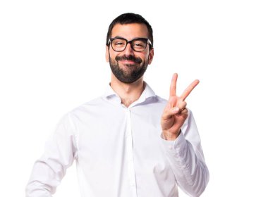 Zafer jest yapıyor gözlüklü yakışıklı adam