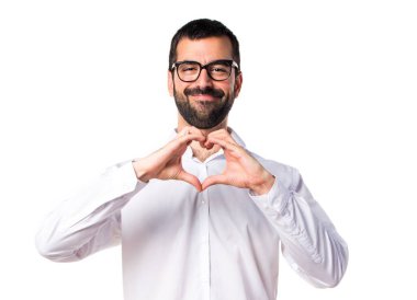 Yakışıklı adam gözlüklü elleri ile bir kalp yapma