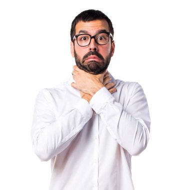 Kendini boğulma gözlüklü yakışıklı adam