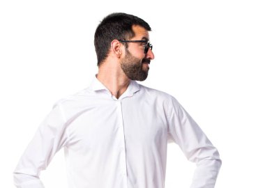 Gözlüklü yanal seyir yakışıklı adam