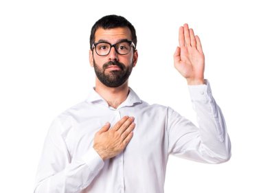 Gözlüklü bir yemin yapıyor yakışıklı adam