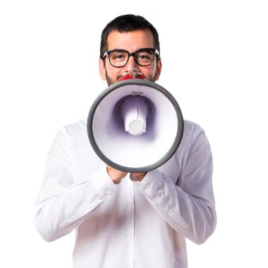 Gözlüklü megafon tarafından bağırarak yakışıklı adam