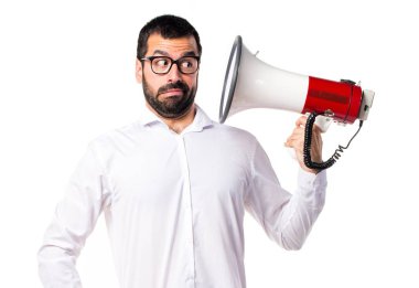 Gözlüklü megafon tarafından deli yakışıklı adam