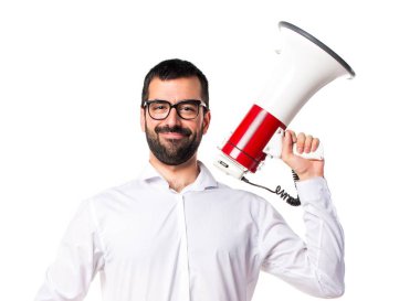 Gözlüklü megafon tarafından bağırarak yakışıklı adam