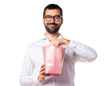 Popcorns yeme gözlüklü yakışıklı adam