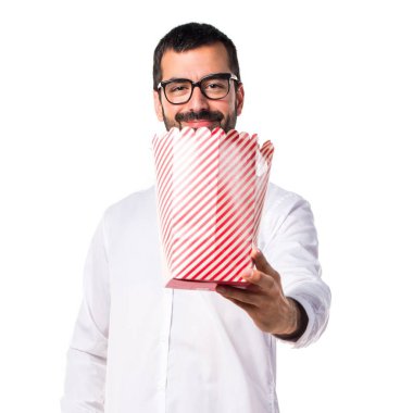 Popcorns yeme gözlüklü yakışıklı adam