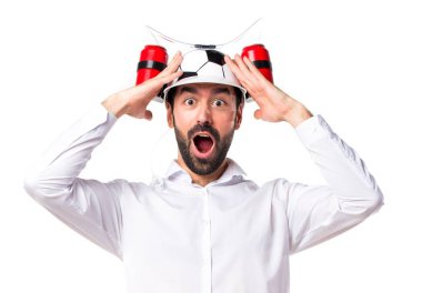 Bira futbol-şapka ile şaşırmış deli adam