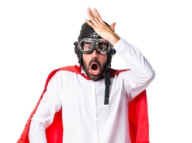 Sürpriz bir jest yapan çılgın süper kahraman erkek