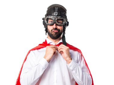 Beyaz arka plan üzerinde esmer genç adam