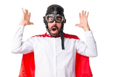 Sürpriz bir jest yapan çılgın süper kahraman erkek