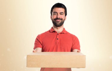 Yakışıklı adam holding kutuları